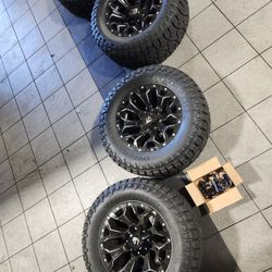 Like New 18" Fuel Wheels And Tires For Jeep