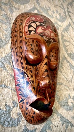 Decorative African wall art wood mask H12.5xL7xD2.5 inch Lbs 0.7 Hand carved & painted wood mask Gorgeous wall art in excellent like new condition  It