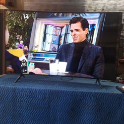 65 inch samsung curved tv 4k smart tv really nice tv comes with remote shows great quality clear picture works perfect guaranteed