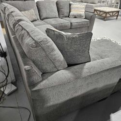 AP🎉 U Shaped Gray Oversized,Reversible Sectional Couch With Chaise// Financing & Delivery Available 