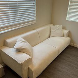 Like New Modern 91” Sofa – Full Setup Included