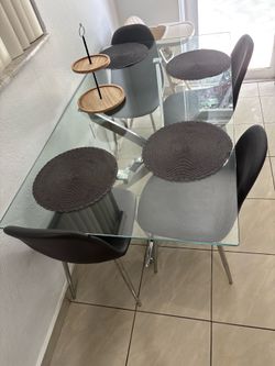 Dining table with chairs for sale!