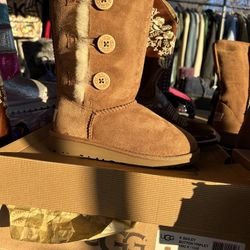 NEW UGGS TALL BOOTS SIZE 1
