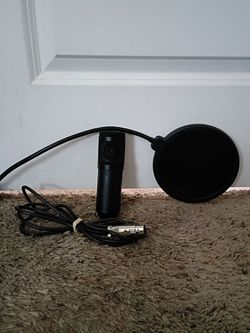 Condenser Mic With Cord and Pop Filter