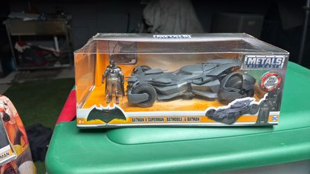 Jada Metals Die Cast Batman v Superman Batmobile & Batman