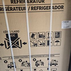 Samsung 29" Stainless Steel Top-Bottom Refrigerator New