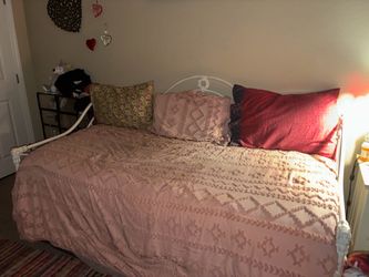 Day bed w/ trundle