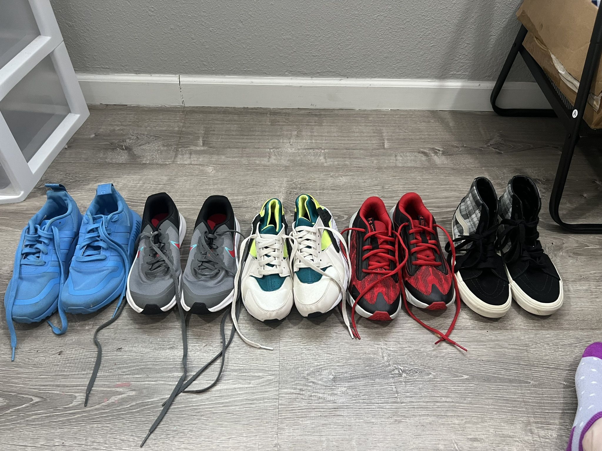 boys gently used shoes - READ DESCRIPTION