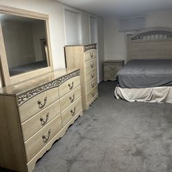 Four Piece Queen Size Bedroom Set