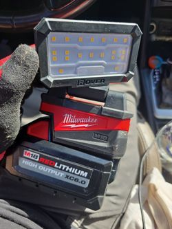 m18compact flood light w/USB charging & c port