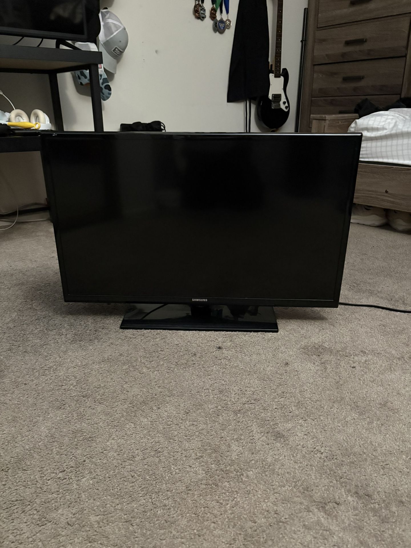 Small Samsung TV with Remote