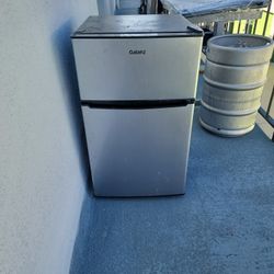 Mini Fridge Galanz 