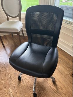 Swivel office chair