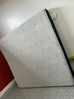 KING MATTRESS MEMORY FOAM LIKE NEW!