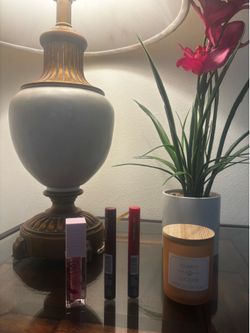 Labial marca  maybelline   Y  lífter plump con chile  color  rosa