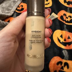 Hourglass soft glow foundation shade 6.5 Ambient with urban decay concealer corrector  shade 4INN
