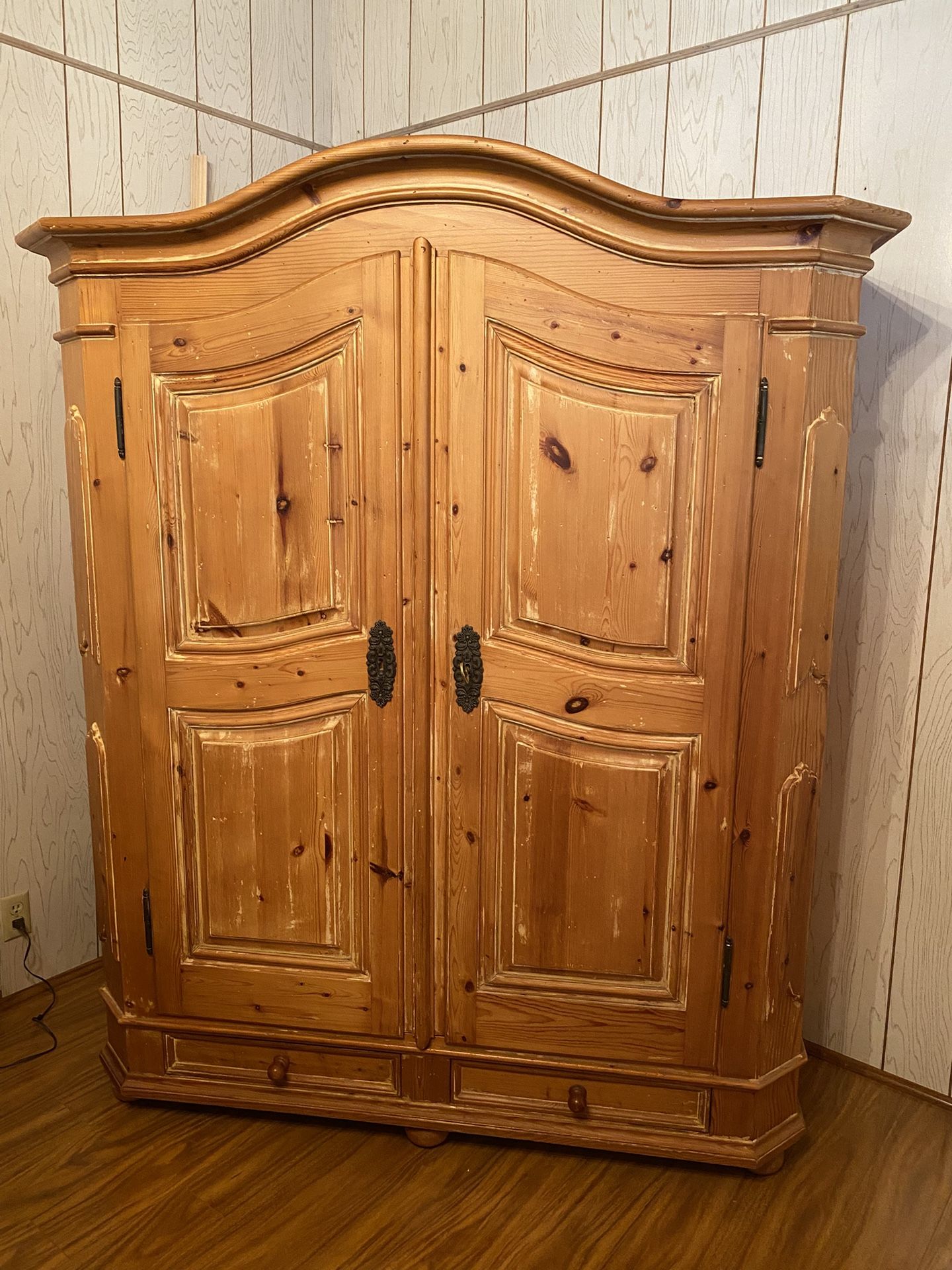TV / Armorie closet