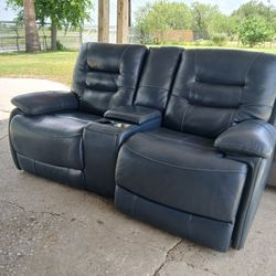 Electric Recliner  no pets no smoke good condition$115
Nomas travaja uno