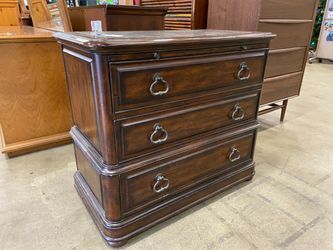 HAVERTY’S Bachelor Chest Dresser