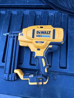 DEWALT 20 V MAX XR 18 Gauge Brad Nailer