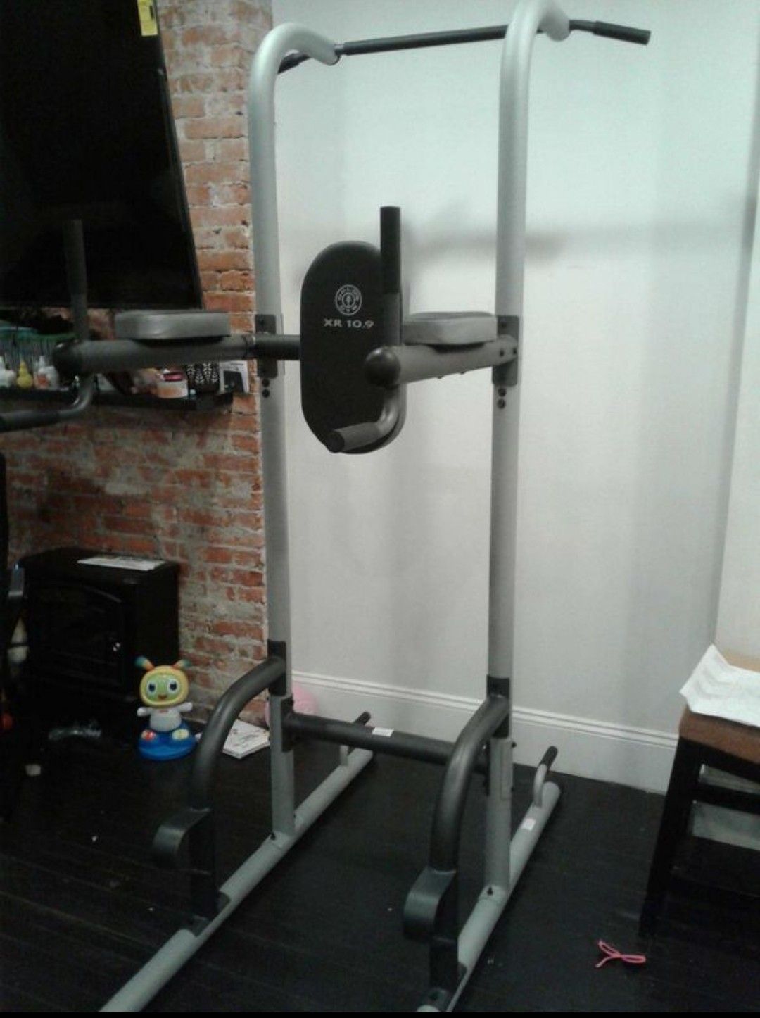 Gold's Gym XR 10.9 Power Tower Ab workout machine