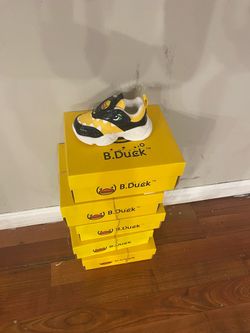 https://offerup.com/redirect/?o=Qi5EdWNr Kids Sneakers with Boxes – Lot of 5