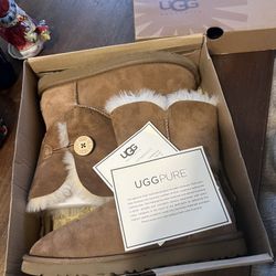 UGG Women's Bailey Button boots, Size 8