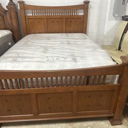 Queen size mattress and boxspring and headboard, footboard that good condition free delivery
