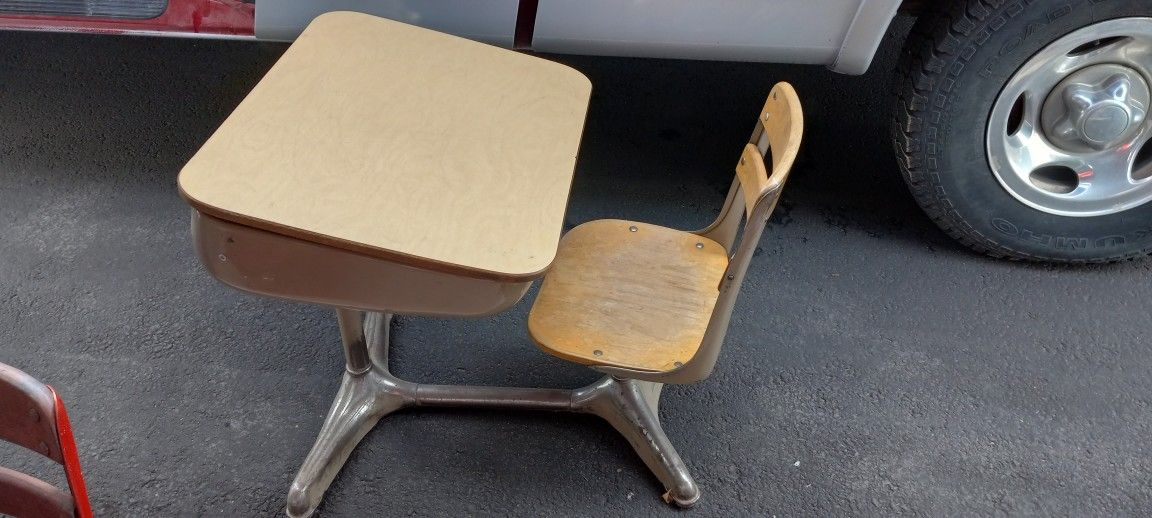 School Desks 2 Kids Retro Missoula