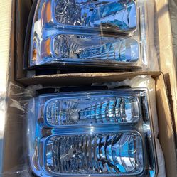Headlights. Ford F-250 / F-550 Super Duty Headlights For 2005 To 2007