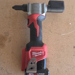 Milwaukee M12 Cordless Rivet Tool with XC4.0 Battery (No Charger)
