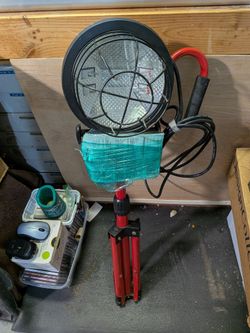 $20!! Craftsman Tripod Work Light, (2) Brightness.Xtra Bulbs