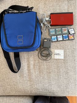 Nintendo ds lite Bundle 8 games Chargers stylus Case Great condition !