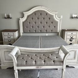 Beautiful bed, very grand, tufted (Queen and King Bed Frame