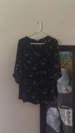 Women’s Size 1X Beacon navy blue V-Neck Floral Blouse