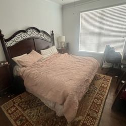 Kind Bed An Fram An Long Glass Table Couch 