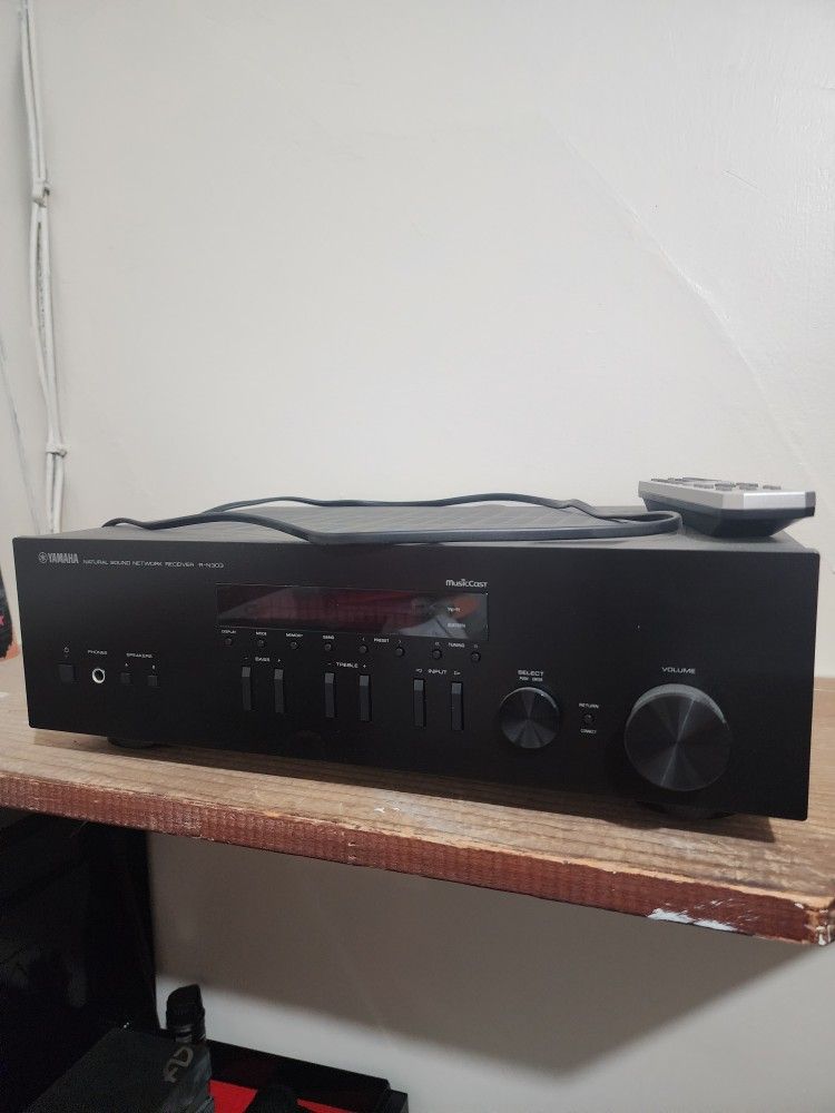 Yamaha R-N303 receiver