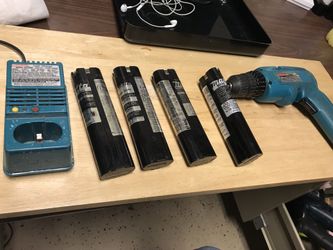 Makita Charger with 4 batteries
