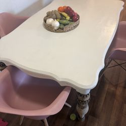 Dining Table with Chairs – Good Condit