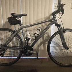 Trek Gary Fisher 8.2 DS 19” Men’s Mountain/Road Bike