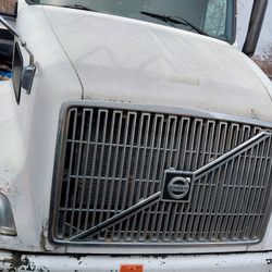 2003 Volvo VNL Hood