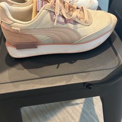 Women’s Pumas Size 6 