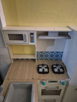 Kid's play kitchen