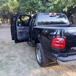 Clean Title Ford 2003 V8 Automatic With 211000 Miles In Perfect Condition