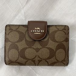 Coach Medium Zip Corner In Signature 