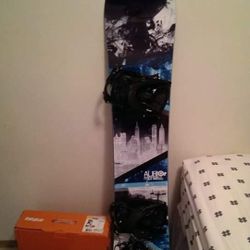 Alibi Snowboard, Travel Bag, Flow Bindings, And ThirtyTwobBoots Only Used Twice! Amazing Condition