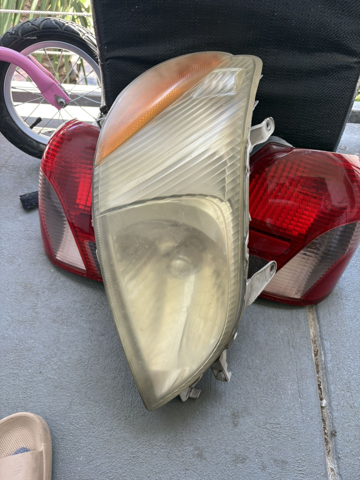 2001 Toyota Echo Headlight Assembly (R)