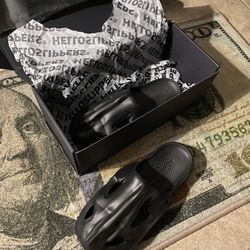 Helloslippers T-Rex Slides