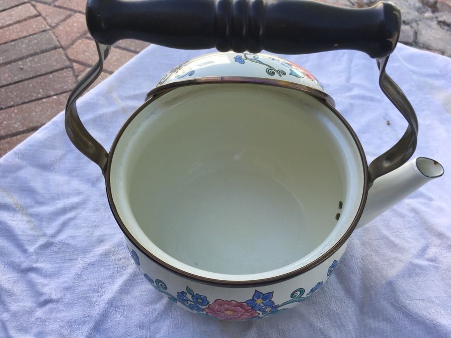 Beautiful Normandy Tea Pot nice shape