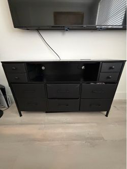 10 Drawer Dresser w/ Built-In Charging Station